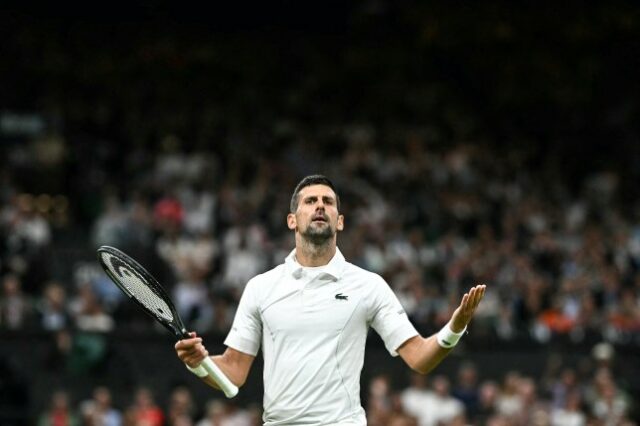 Novak Djokovic, da Sérvia, olha para a multidão que torcia pelo dinamarquês Holger Rune durante a partida em Wimbledon 2024