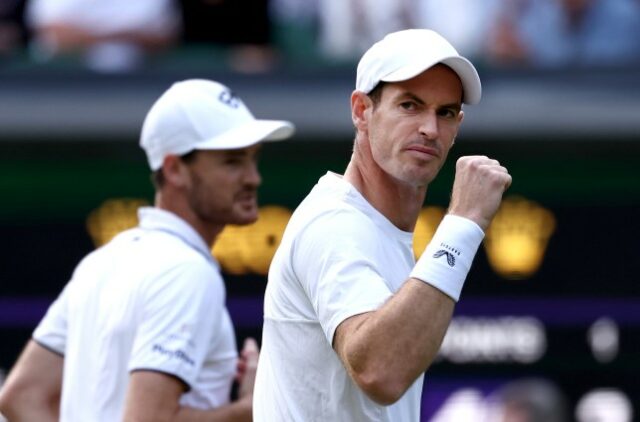 Andy Murray, da Grã-Bretanha, comemora enquanto joga com Jamie Murray, da Grã-Bretanha, contra Rinky Hijikata e John Peers