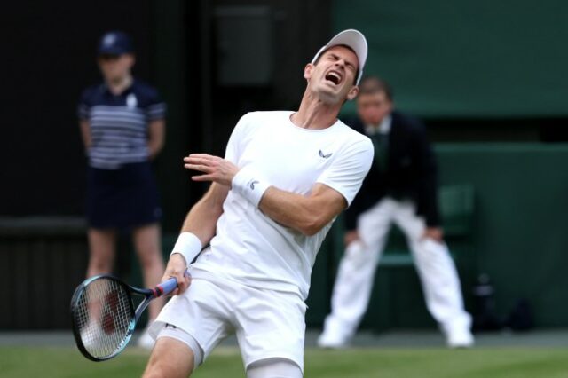 Andy Murray, da Grã-Bretanha, reage após ser atingido por uma bola na rede em sua primeira partida de duplas masculinas em Wimbledon 2024