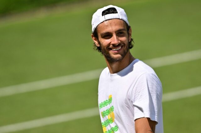 O italiano Lorenzo Musetti participa de um treino nas quadras de treino de Aorangi no décimo primeiro dia do Campeonato de Wimbledon de 2024