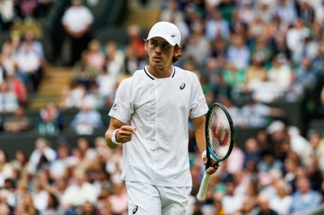 Alex De Minaur, da Austrália, comemora durante sua partida contra Arthur Fils