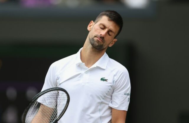 Novak Djokovic fotografado em ação contra Lorenzo Musetti em Wimbledon 2024