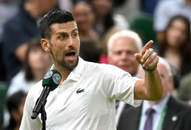 Novak Djokovic, da Sérvia, dirige-se à multidão na quadra central após a vitória contra Holger Rune, da Dinamarca