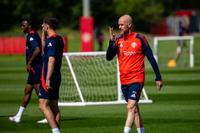 Erik ten Hag durante treino do Manchester United