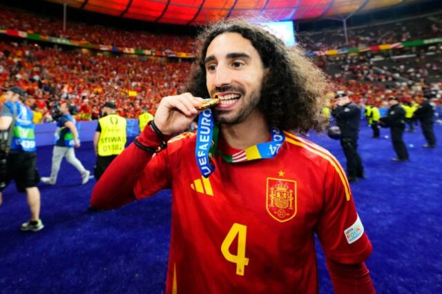 Marc Cucurella, estrela da Espanha e do Chelsea, posa com a medalha da Euro 2024