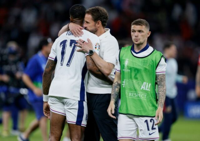 O astro inglês Ivan Toney abraça Gareth Southgate