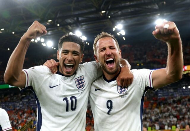 Jude Bellingham e Harry Kane, da Inglaterra, comemoram após a partida das semifinais do UEFA EURO 2024 entre Holanda e Inglaterra