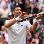 Novak Djokovic, da Sérvia, comemora a vitória no match point, com um gesto de violino, contra Lorenzo Musetti, da Itália