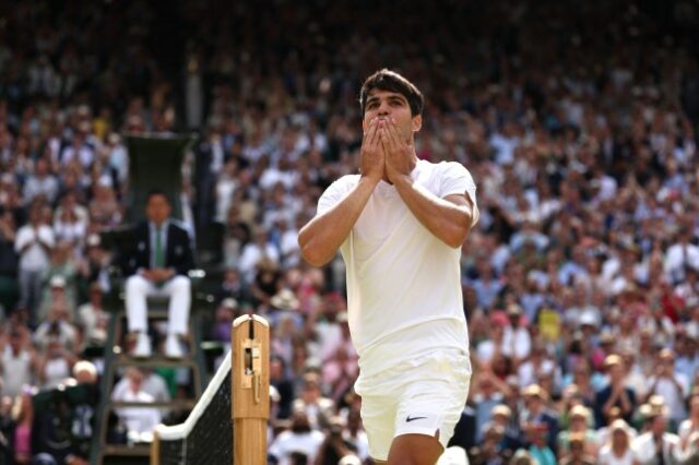 Carlos Alcaraz, da Espanha, manda um beijo para a multidão enquanto comemora a vitória sobre Novak Djokovic