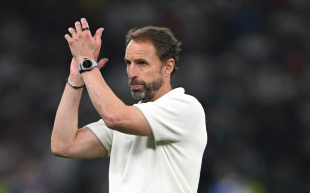     O seleccionador da Inglaterra, Gareth Southgate, aplaude os adeptos depois de a Inglaterra ter perdido por 2-1 com a Espanha durante a final do UEFA EURO 2024 