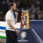 Gareth Southgate passa pelo troféu da Euro 2024 após a derrota da Inglaterra para a Espanha