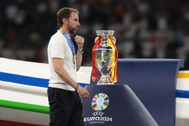 Gareth Southgate passa pelo troféu da Euro 2024 após a derrota da Inglaterra para a Espanha
