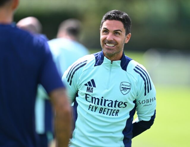 O técnico do Arsenal, Mikel Arteta, durante uma sessão de treinamento no Sobha Realty Training Center