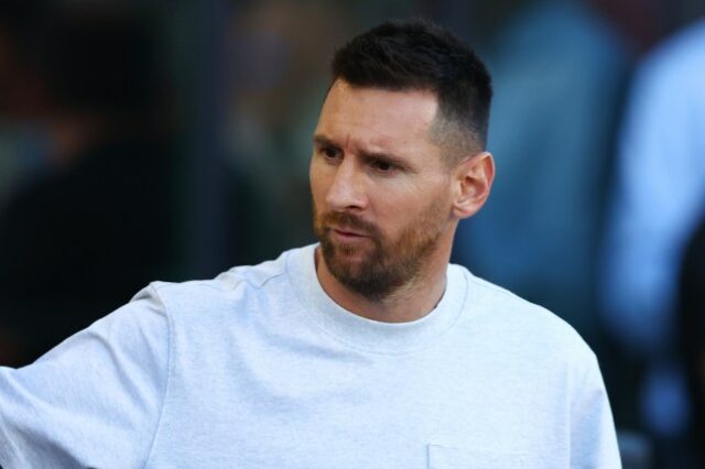 Lionel Messi observa antes de um jogo contra o Toronto FC no Chase Stadium em 17 de julho de 2024