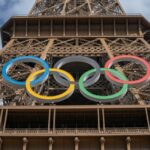 O logotipo dos Jogos Olímpicos em exibição na Torre Eiffel