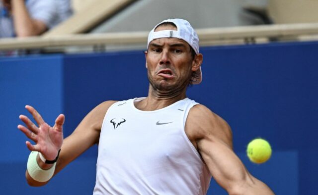 O espanhol Rafael Nadal participa de um treino no complexo do Estádio Roland-Garros antes dos Jogos Olímpicos de Paris 2024