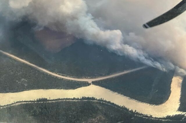 Uma foto aérea mostra fumaça de incêndio florestal subindo sobre o Parque Nacional Jasper, Alberta, Canadá