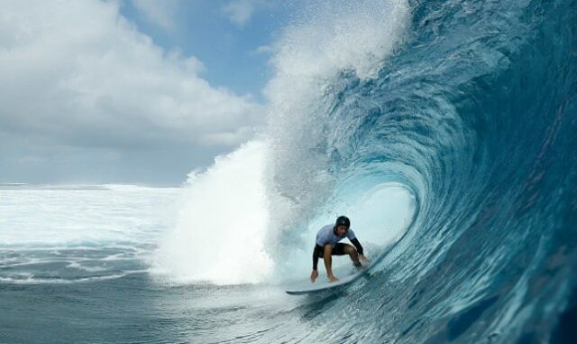 Um surfista em uma onda