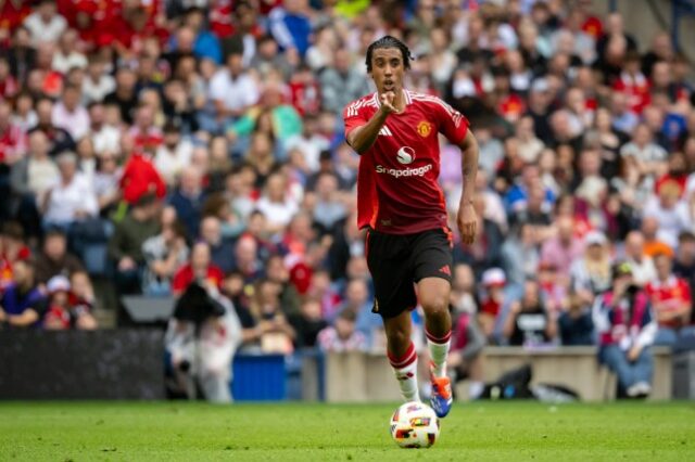     Leny Yoro em ação durante um amistoso de pré-temporada entre Manchester United e Rangers