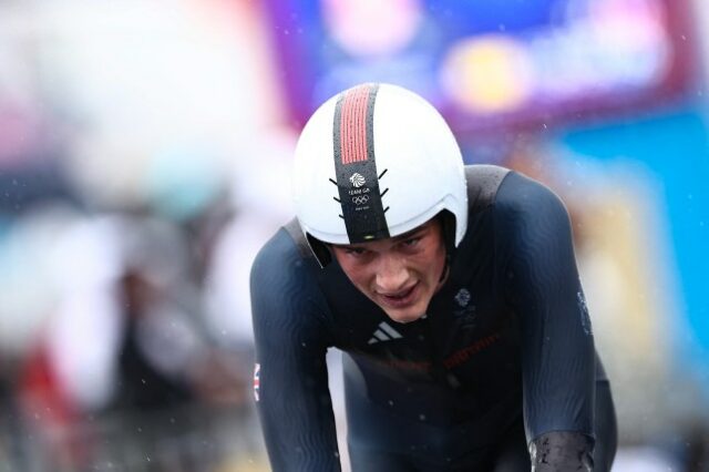 O britânico Josh Tarling pedala para cruzar a linha de chegada do contra-relógio individual masculino de ciclismo de estrada durante os Jogos Olímpicos de Paris 2024