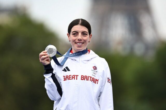 Anna Henderson da Grã-Bretanha comemora com sua medalha de prata no pódio