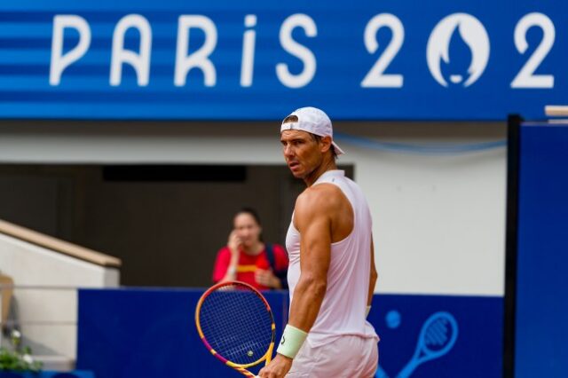 Rafael Nadal, da seleção espanhola, observa durante um treino de tênis em Roland-Garros antes dos Jogos Olímpicos de Paris