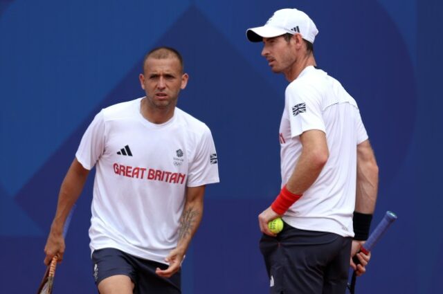 Dan Evans e Andy Murray, da equipe da Grã-Bretanha, observam durante o treino nos Jogos Olímpicos de 2024