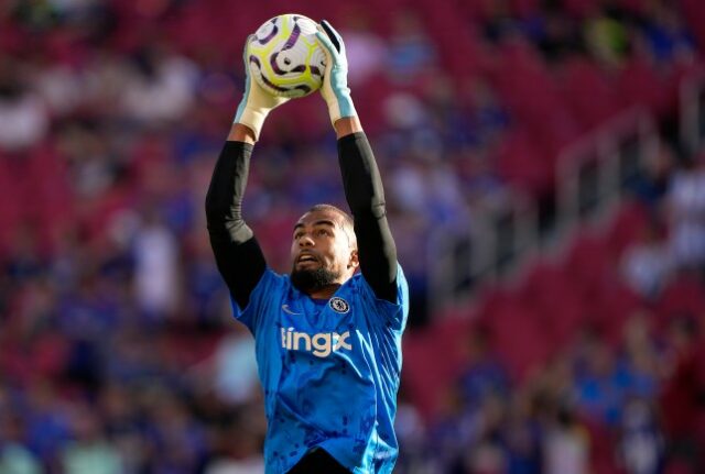 O goleiro do Chelsea, Robert Sanchez, se aquece antes do amistoso de pré-temporada contra o Wrexham AFC