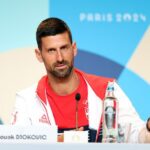 Novak Djokovic, da equipe Sérvia, fala à mídia durante uma coletiva de imprensa nos Jogos Olímpicos de Paris 2024