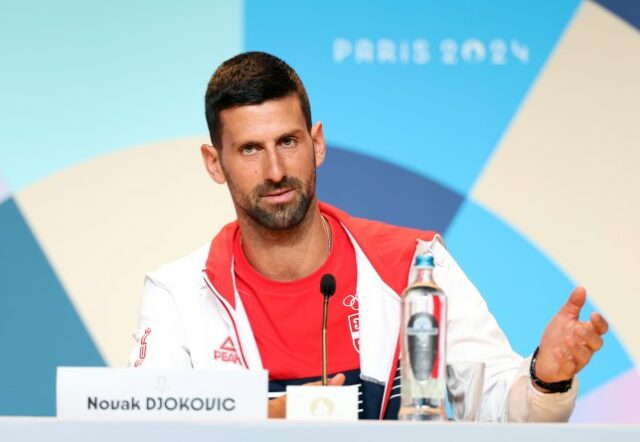 Novak Djokovic, da equipe Sérvia, fala à mídia durante uma coletiva de imprensa nos Jogos Olímpicos de Paris 2024