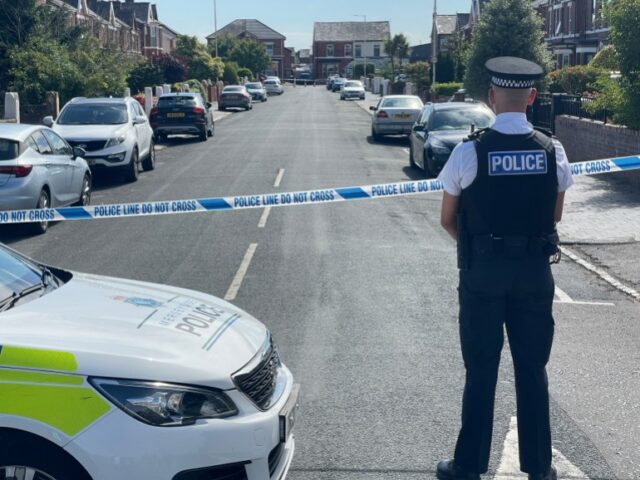 Polícia em Hart Street Southport, Merseyside, onde um homem foi detido e uma faca apreendida depois que várias pessoas ficaram feridas em um suposto esfaqueamento