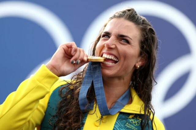 Jessica Fox morde sua medalha de ouro nas Olimpíadas de 2024