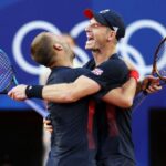Andy Murray e Dan Evans comemoram a vitória nas Olimpíadas