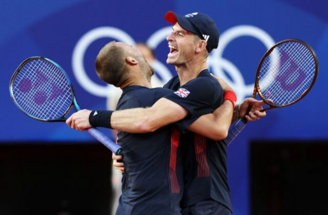 Andy Murray e Dan Evans comemoram a vitória nas Olimpíadas