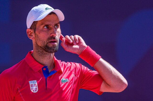 Novak Djokovic da equipe Sérvia reage ganhando um ponto contra Rafael Nadal da equipe Espanha