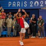 Rafael Nadal acena para os fãs depois de perder a partida olímpica de duplas com Carlos Alcaraz nas oitavas de final