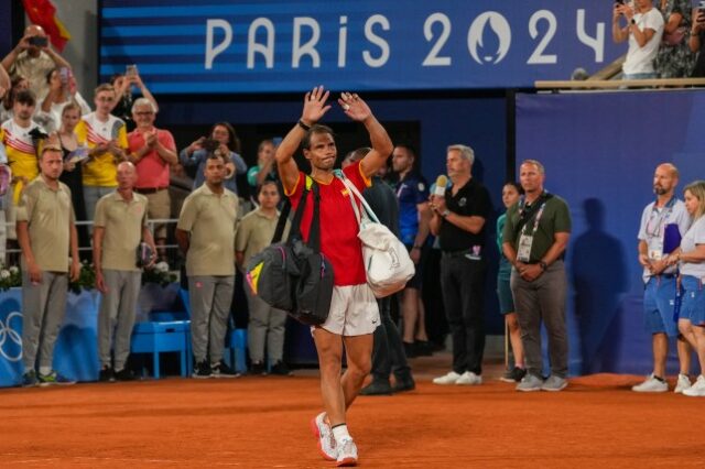 Rafael Nadal acena para os fãs depois de perder a partida olímpica de duplas com Carlos Alcaraz nas oitavas de final