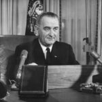 2 de dezembro de 1963: O presidente americano Lyndon Baines Johnson dirige-se à nação no seu primeiro programa televisivo do Dia de Ação de Graças, transmitido a partir dos escritórios executivos da Casa Branca.