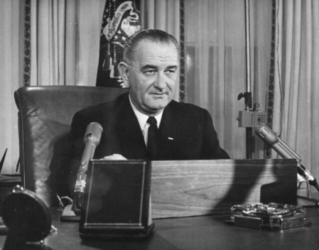 2 de dezembro de 1963: O presidente americano Lyndon Baines Johnson dirige-se à nação no seu primeiro programa televisivo do Dia de Ação de Graças, transmitido a partir dos escritórios executivos da Casa Branca. 
