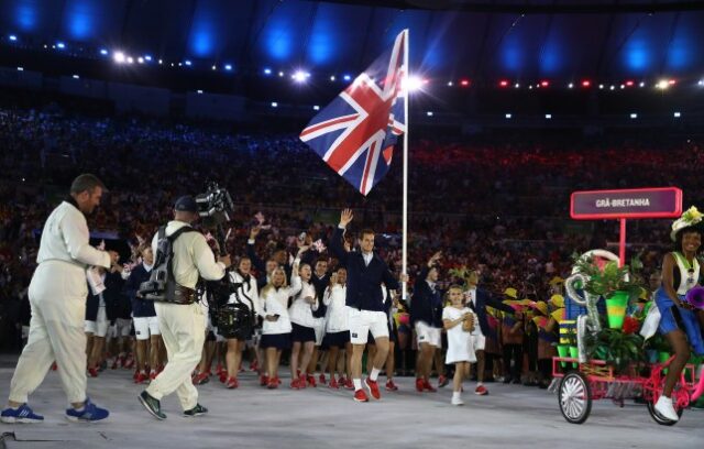 Andy Murray, da Grã-Bretanha, carrega a bandeira durante a Cerimônia de Abertura dos Jogos Olímpicos Rio 2016 