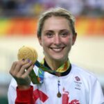 Laura Kenny, da Grã-Bretanha, posa com sua medalha de ouro após sua vitória no Omnium Feminino no Velódromo Olímpico do Rio, em 16 de agosto de 2016
