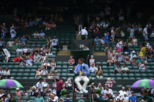 Assentos vazios nas arquibancadas de Wimbledon