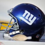 Um capacete do New York Giants fica na linha lateral durante um jogo contra o Tennessee Titans no LP Field em 7 de dezembro de 2014 em Nashville, Tennessee.