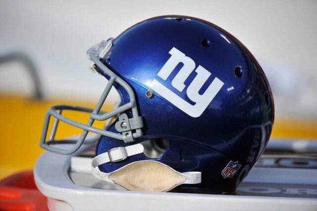 Um capacete do New York Giants fica na linha lateral durante um jogo contra o Tennessee Titans no LP Field em 7 de dezembro de 2014 em Nashville, Tennessee.