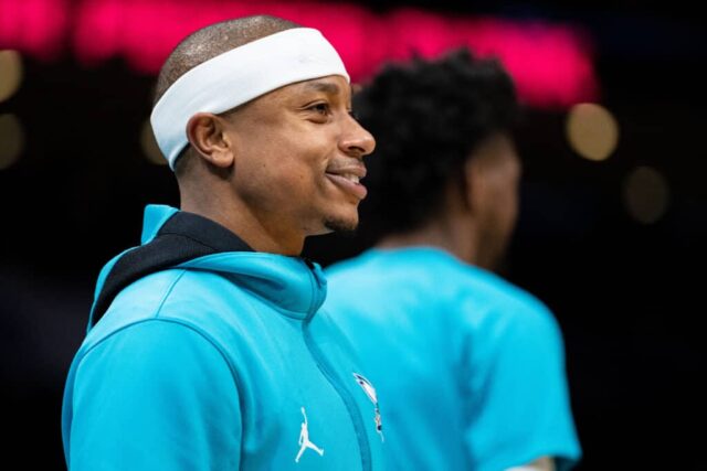 Isaiah Thomas nº 4 do Charlotte Hornets observa durante o jogo contra o Orlando Magic no Spectrum Center em 7 de abril de 2022 em Charlotte, Carolina do Norte.  NOTA AO USUÁRIO: O Usuário reconhece e concorda expressamente que, ao baixar e/ou usar esta fotografia, o Usuário está concordando com os termos e condições do Contrato de Licença da Getty Images.