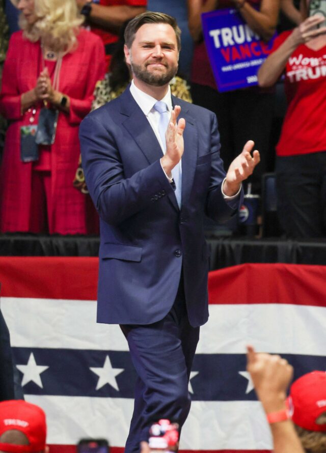 JD Vance no comício de campanha de Donald Trump em Grand Rapids, Michigan