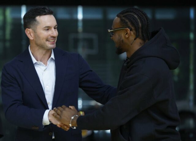 EL SEGUNDO, CALIFÓRNIA - 02 DE JULHO: O técnico JJ Redick cumprimenta Bronny James nº 9 do Los Angeles Lakers antes de uma coletiva de imprensa no UCLA Health Training Center em 02 de julho de 2024 em El Segundo, Califórnia.  O Lakers selecionou Bronny James e Dalton Knecht no Draft de 2024 da NBA. 