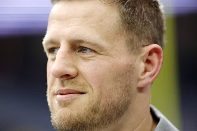 O ex-jogador do Houston Texans, JJ Watt, observa antes de um jogo entre o Houston Texans e o Pittsburgh Steelers no NRG Stadium em 01 de outubro de 2023 em Houston, Texas.