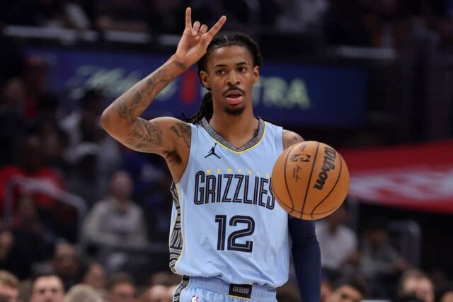 LOS ANGELES, CALIFÓRNIA - 29 DE DEZEMBRO: Ja Morant # 12 do Memphis Grizzlies convoca uma jogada para os companheiros de equipe durante a primeira metade de um jogo contra o LA Clippers na Crypto.com Arena em 29 de dezembro de 2023 em Los Angeles, Califórnia.  NOTA AO USUÁRIO: O Usuário reconhece e concorda expressamente que, ao baixar e/ou usar esta fotografia, o Usuário está concordando com os termos e condições do Contrato de Licença da Getty Images.