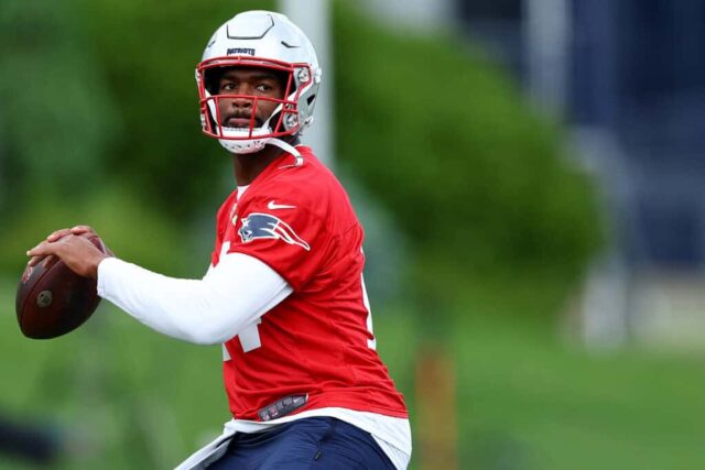 FOXBOROUGH, MASSACHUSETTS - 29 DE MAIO: Jacoby Brissett nº 14 do New England Patriots faz uma passagem durante o treino fora de temporada do New England Patriots OTA em 29 de maio de 2024 em Foxborough, Massachusetts